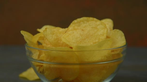 Hand nimmt Kartoffelchips — Stockvideo