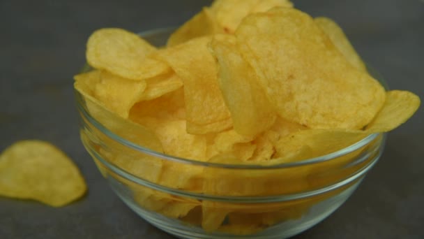 Hand med potatis chips — Stockvideo