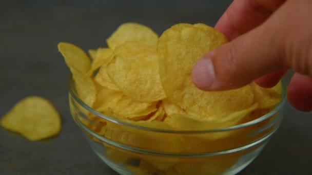 Mão tomando batatas fritas — Vídeo de Stock