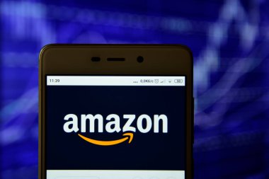 Amazon logosu bir akıllı telefonda görülüyor