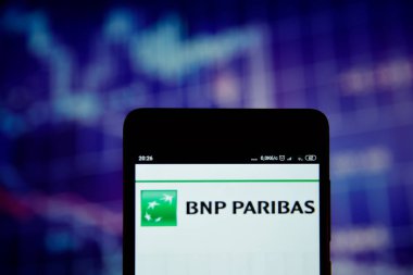 Akıllı telefon ekranında BNP Paribas logosu