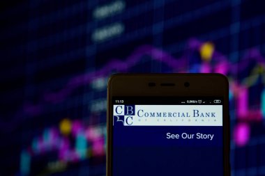 Commercial Bank of California logosu akıllı telefonda görüldü
