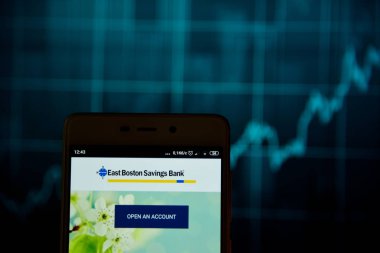 Akıllı telefonda görülen East Boston Savings Bank logosu