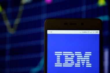 Ibm logosu bir akıllı telefonda görülüyor