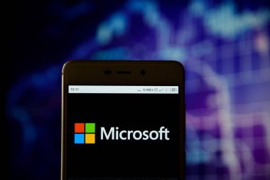 Akıllı telefonda görülen Microsoft Corporation logosu