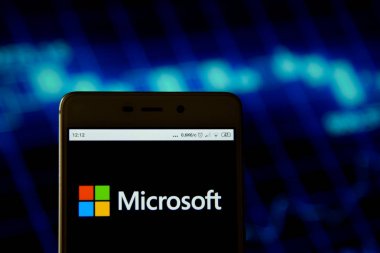 Akıllı telefonda görülen Microsoft Corporation logosu