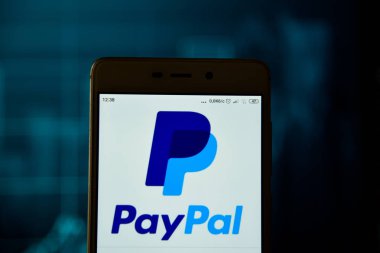 Paypal logosu bir android akıllı telefon görülür