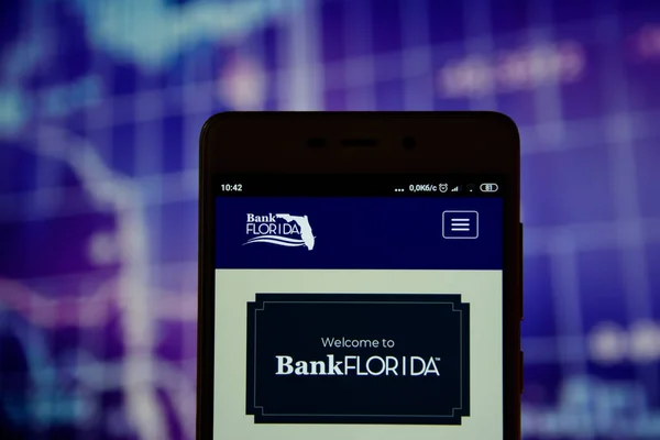 Ivano-frankivsk, Ukraine - 15. Mai 2019: Das Logo der Bank Florida ist auf einem Smartphone über dem Aktiendiagramm zu sehen. das logo der bank florida wird auf dem bildschirm eines mobilgeräts angezeigt. — Stockbild Das Logo der Bank Florida auf dem Smartphone — Stockfoto