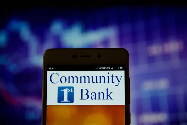 Ivano-frankivsk, Ukraine - 16. Mai 2019: Das Logo der Gemeinschaftsbank las vegas ist auf einem Smartphone über dem Aktiendiagramm zu sehen. Community 1st bank las vegas logo wird auf dem Bildschirm eines mobilen — Stockbild Community 1. Bank las vegas Logo auf dem Smartphone — Stockfoto