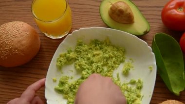 Bir çatal ile guacamole yapma, avokado tarifi