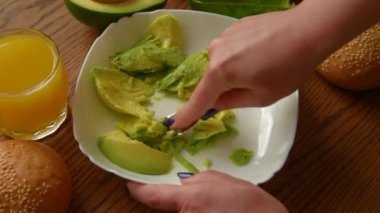Bir çatal ile guacamole yapma, avokado tarifi