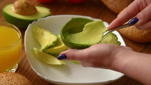 Mulher abrindo um abacate em duas partes — Vídeo de Stock