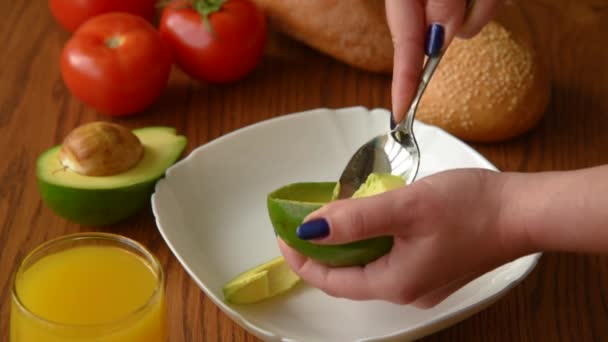 Vrouw het openen van een avocado in twee delen — Stockvideo