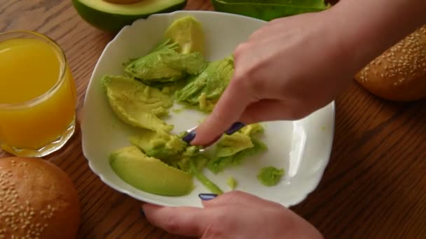 Így guacamole egy villával, avokádó recept — Stock videók