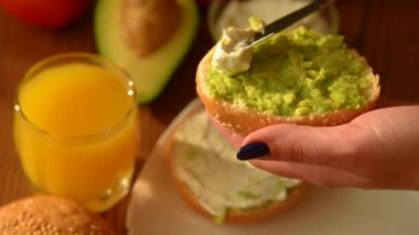 Kadın avokado tost krem peynir yayılan