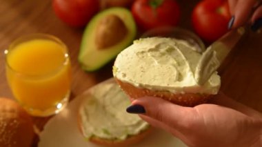 Kadın avokado tost krem peynir yayılan