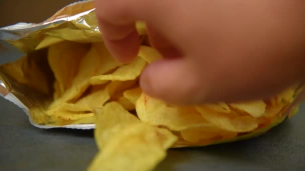 Hand med potatis chips — Stockvideo