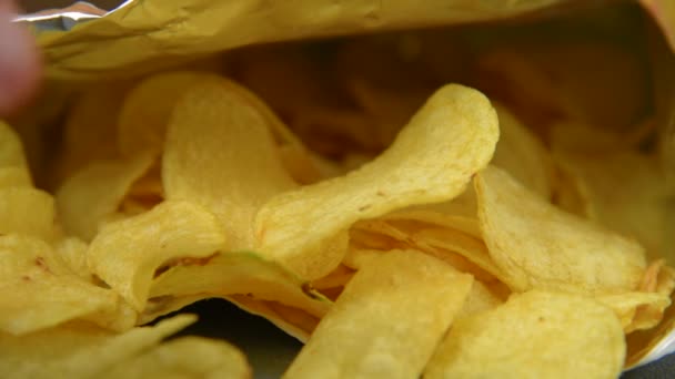 Mão tomando batatas fritas — Vídeo de Stock