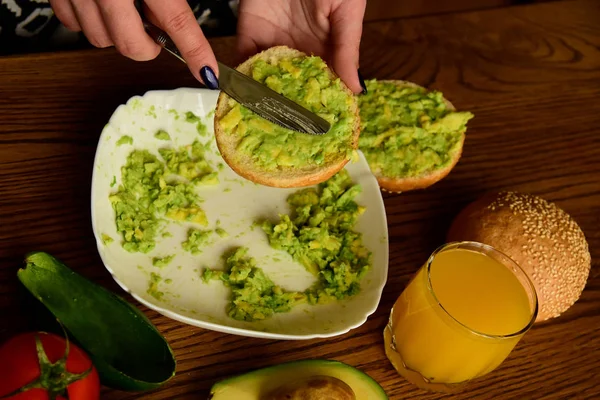 Att göra avokado toast på hemma köket — Stockfoto