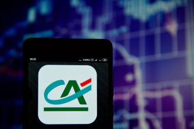 Akıllı telefon ekranında Credit Agricole logosu