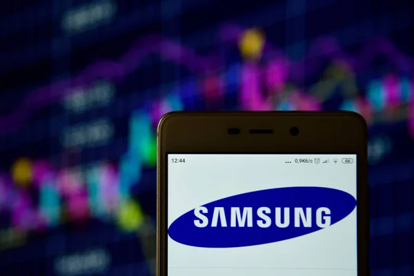 Samsung logo seen on the smartphone closeup — Stock Photo, Image