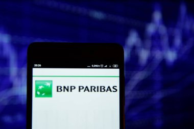 Akıllı telefon ekranında BNP Paribas logosu
