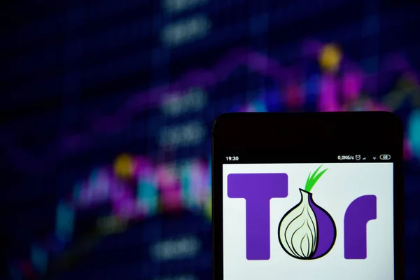 Ivano-frankivsk, ukraine - 22. Mai 2019: tor browser logo auf mobilen geräten. tor ist eine freie und Open-Source-Software, die anonyme und sichere Kommunikation für Online-Aktivitäten im Internet bietet . — Stockbild Das Logo des Browsers auf dem Smartphone — Stockfoto