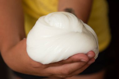 Slime Çocuk balçık ile oynar