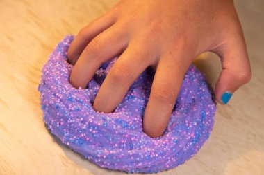 Slime Çocuk balçık ile oynar