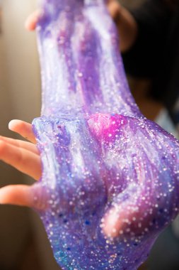Slime Çocuk balçık ile oynar