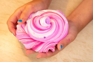 Slime Çocuk balçık ile oynar