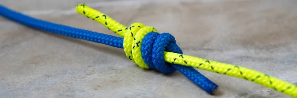 Climbing knots: double fishermans or grapevine knot — Stock Photo, Image