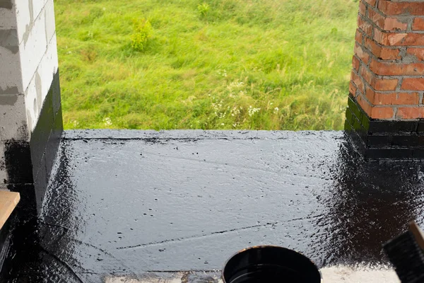 O terraço é coberto com uma camada de aroeira impermeabilização — Fotografia de Stock