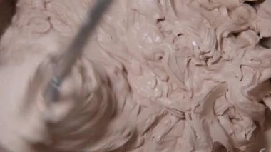 Beton alçıyı yavaş çekimde karıştır