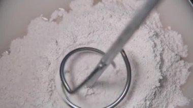 Beton alçıyı yavaş çekimde karıştır