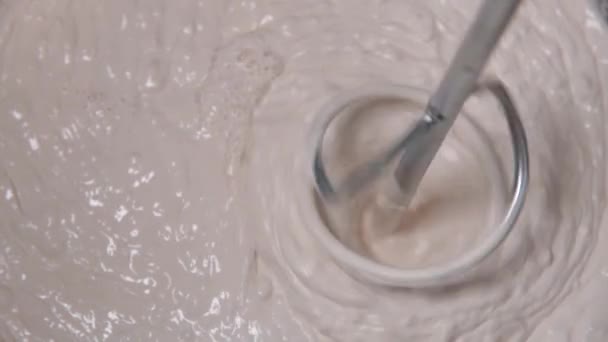 Повільний рух сковороди знімок змішування бетонної штукатурки — стокове відео