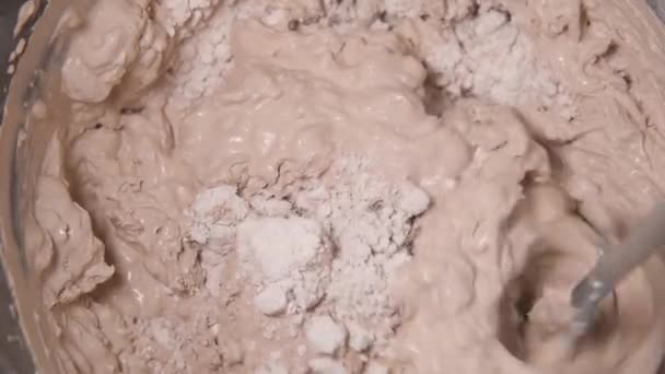 コンクリート石膏混合のスローモーションパンショット — ストック動画
