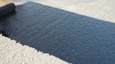 İşçi temel üzerine bitumen mastic uygular