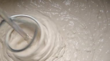 Beton alçıyı yavaş çekimde karıştır