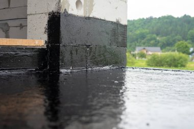 Teras su geçirmez mastikle kaplı.