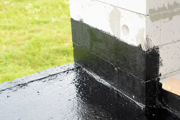 Терраса покрыта слоем гидроизоляционного мастика — стоковое фото