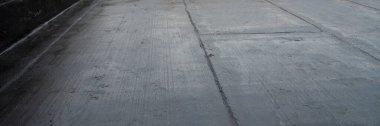 Teras su geçirmez çatı malzemeleriyle kaplı.