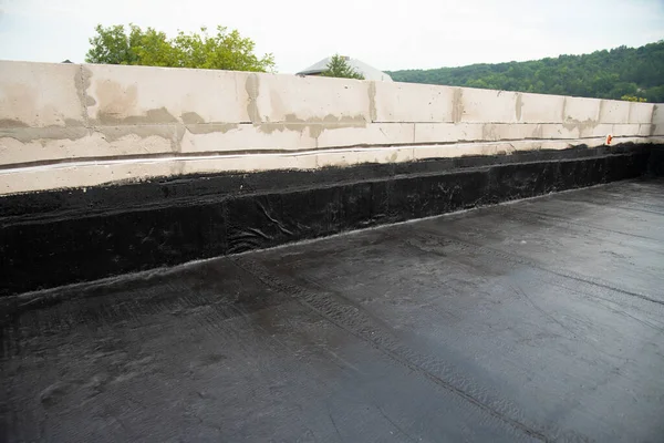 O terraço é coberto com uma camada de material de cobertura de impermeabilização — Fotografia de Stock