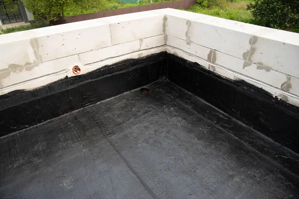 Die Terrasse ist mit einer Schicht aus wasserdichtem Dachmaterial überzogen — Stockfoto