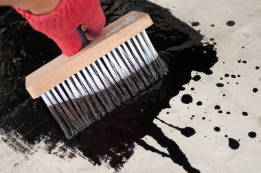 Çatıcılar ellerinde fırça tutan kırmızı eldivenlerle