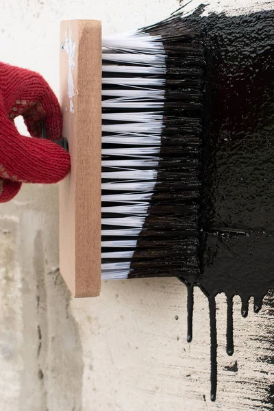 Çatıcılar ellerinde fırça tutan kırmızı eldivenlerle — Stok fotoğraf