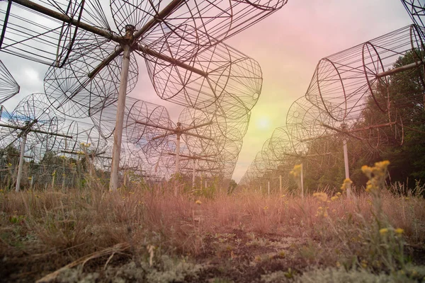 Uma longa fileira de antenas radiotelescópicas — Fotografia de Stock