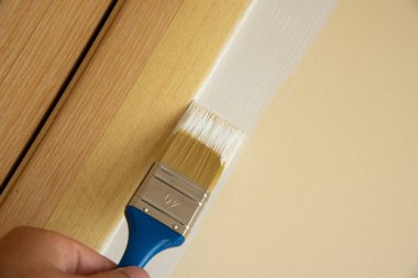 Fırçalı el beyaz renkte boyar.