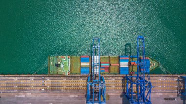 Hava üstten görünüm kapsayıcı kargo gemisi, iş ithalat ihracat lojistik ve uluslararası taşımacılığı containr kargo gemisi açık denizde.