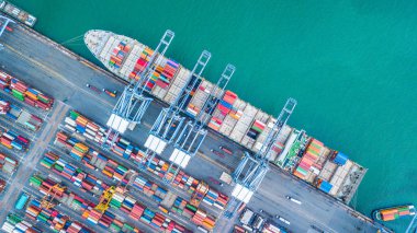 Hava üstten görünüm kapsayıcı kargo gemisi, iş ithalat ihracat lojistik ve uluslararası taşımacılığı containr kargo gemisi açık denizde.